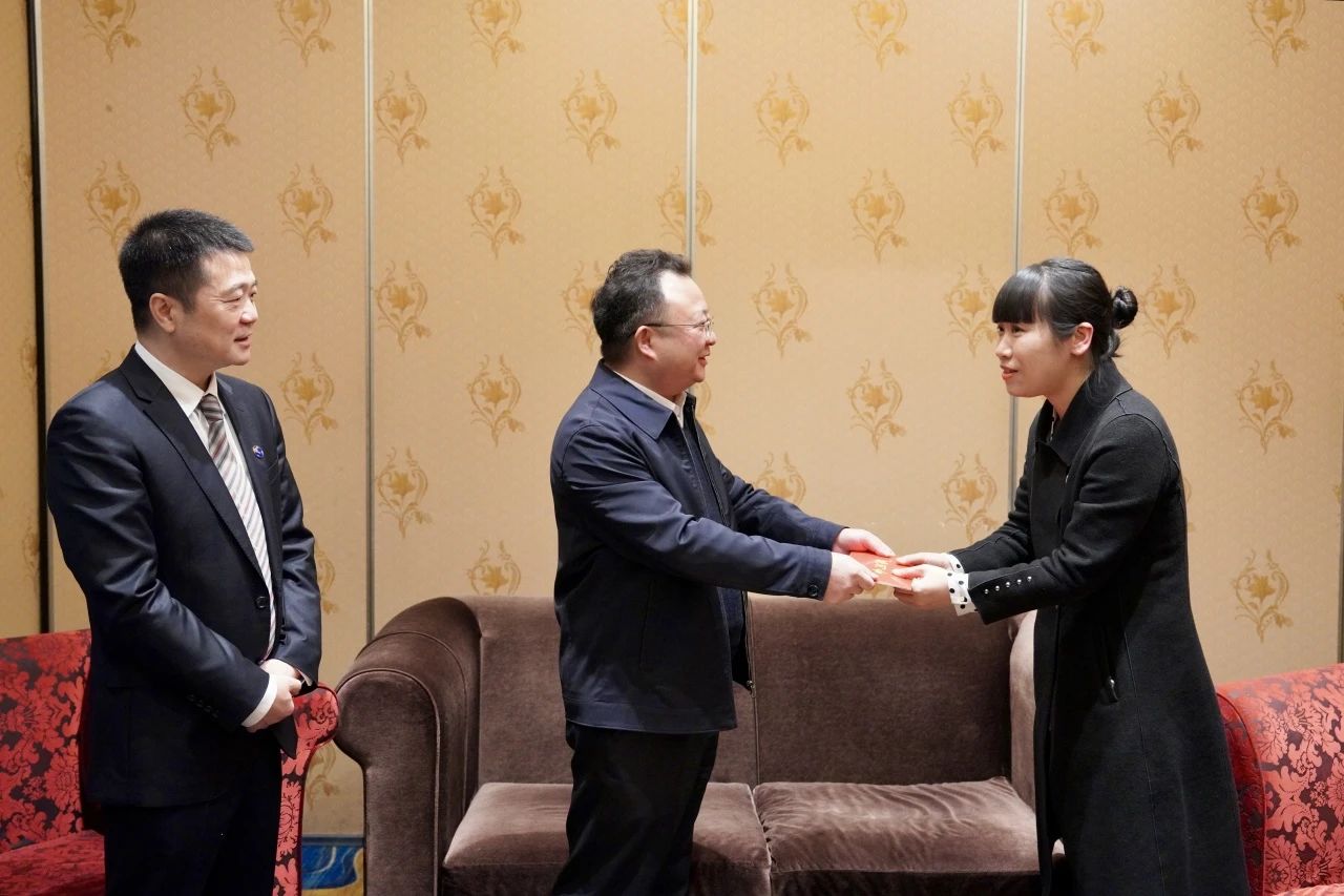 省国资委党委委员、副主任何政一行走访慰问省AG真人集团生涯难题党员