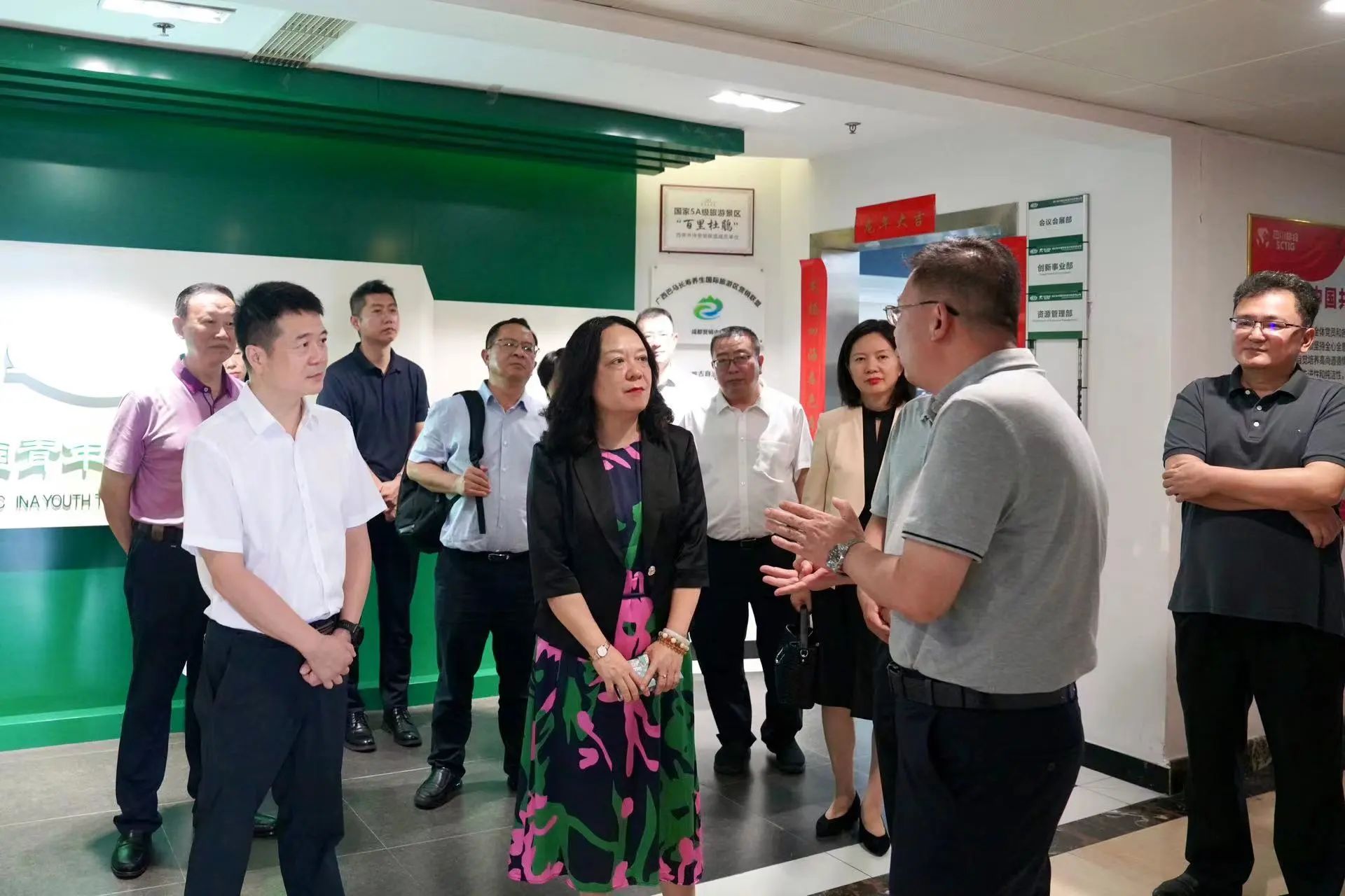 省委外办主任张涛一行赴省AG真人集团调研指导事情