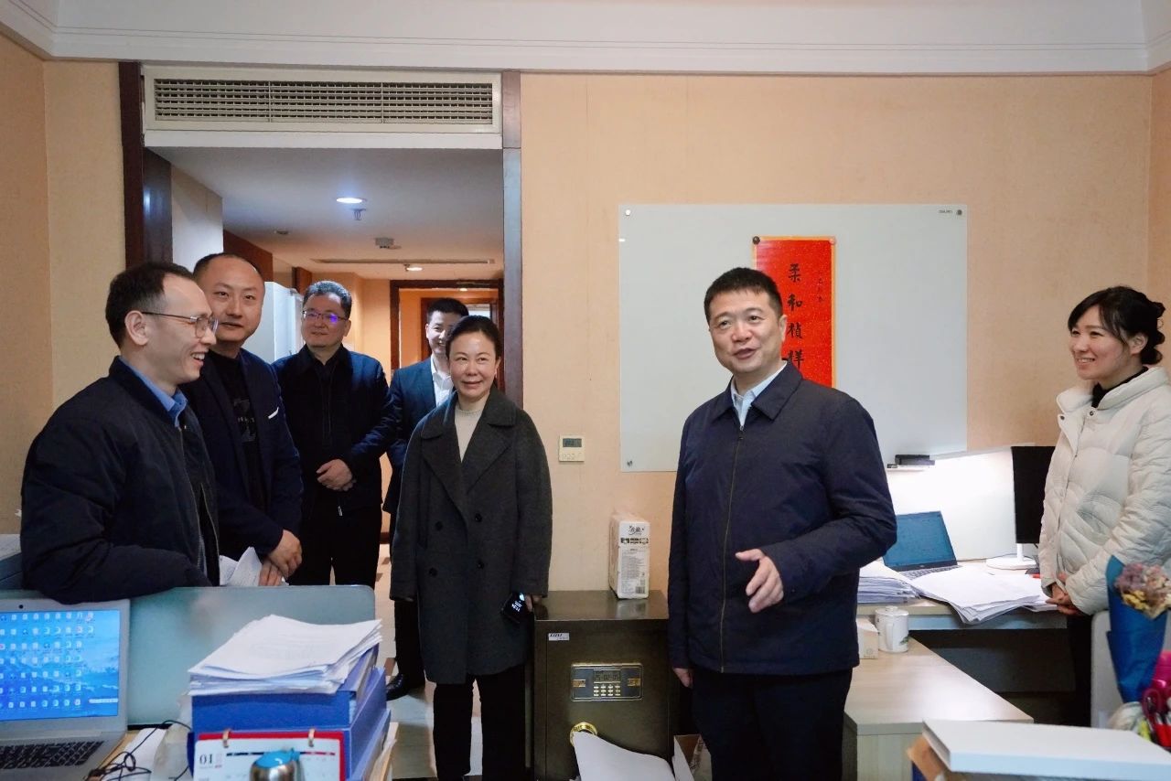 温暖启航，，，，，，，共赴新篇！—— 省AG真人集团向导走访慰问干部职工